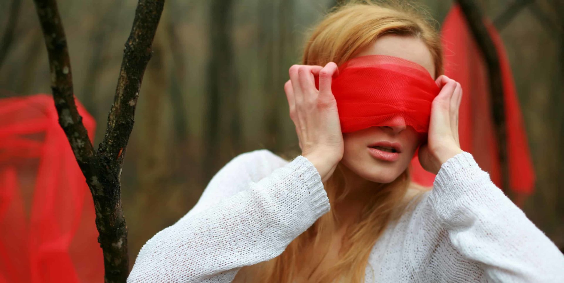 Девушка с красной повязкой на глазах